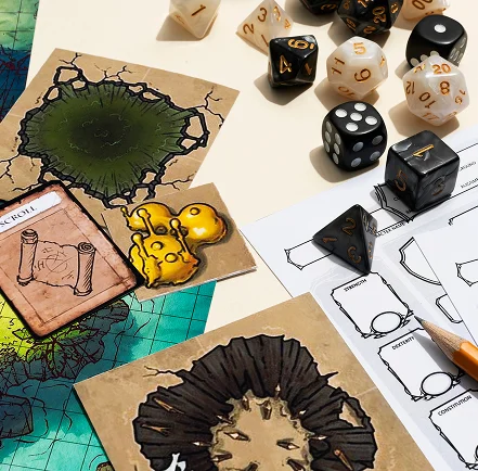 Acessórios de RPG de mesa com dados poliédricos, fichas de personagem com lápis, cartas e mapas ilustrados com terrenos e monstros